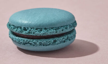 Macaron Cassis mit dunkler Schokolade